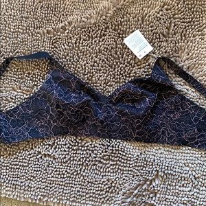 NWT Lululemon women’s “like nothing” bra